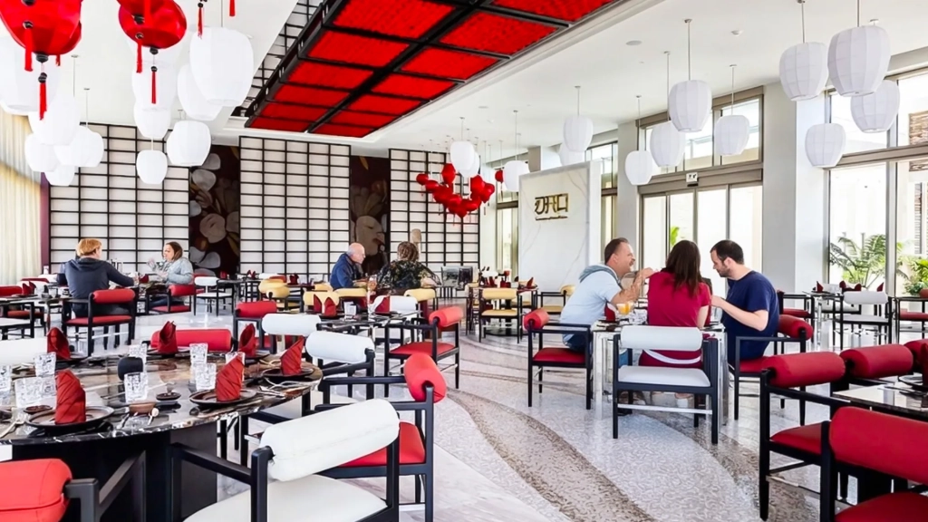  Dining & Room Service – What’s on the Menu? 
