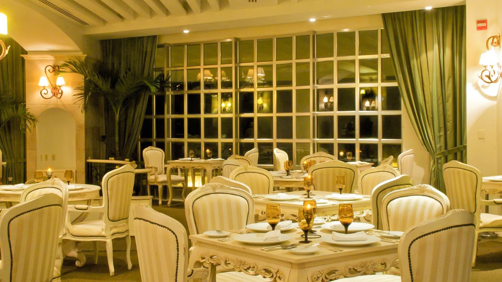 Dining at Sandos Cancun