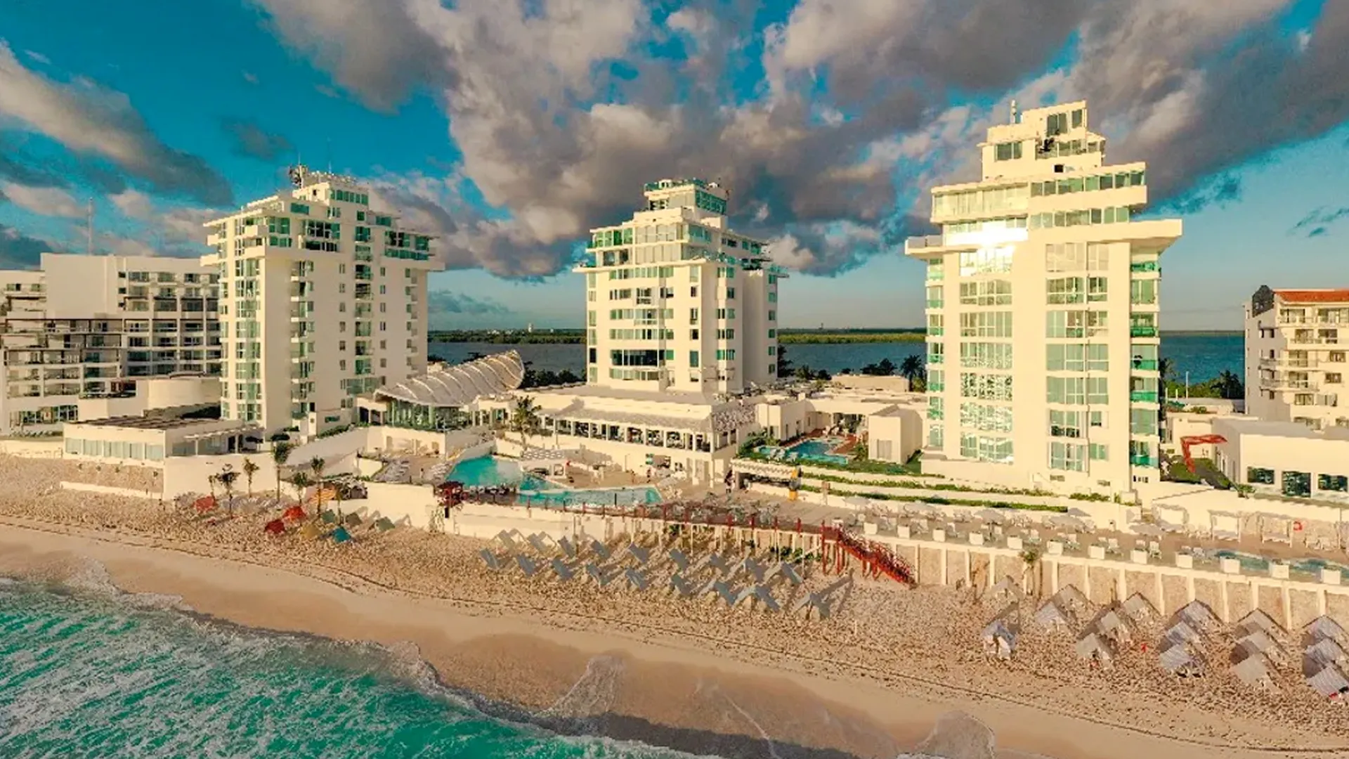 Oleo Cancun Playa exterior and the seaside