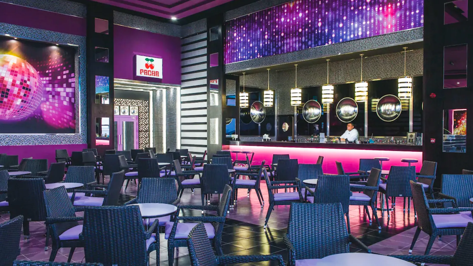 Is Riu Cancun more for families or partiers?