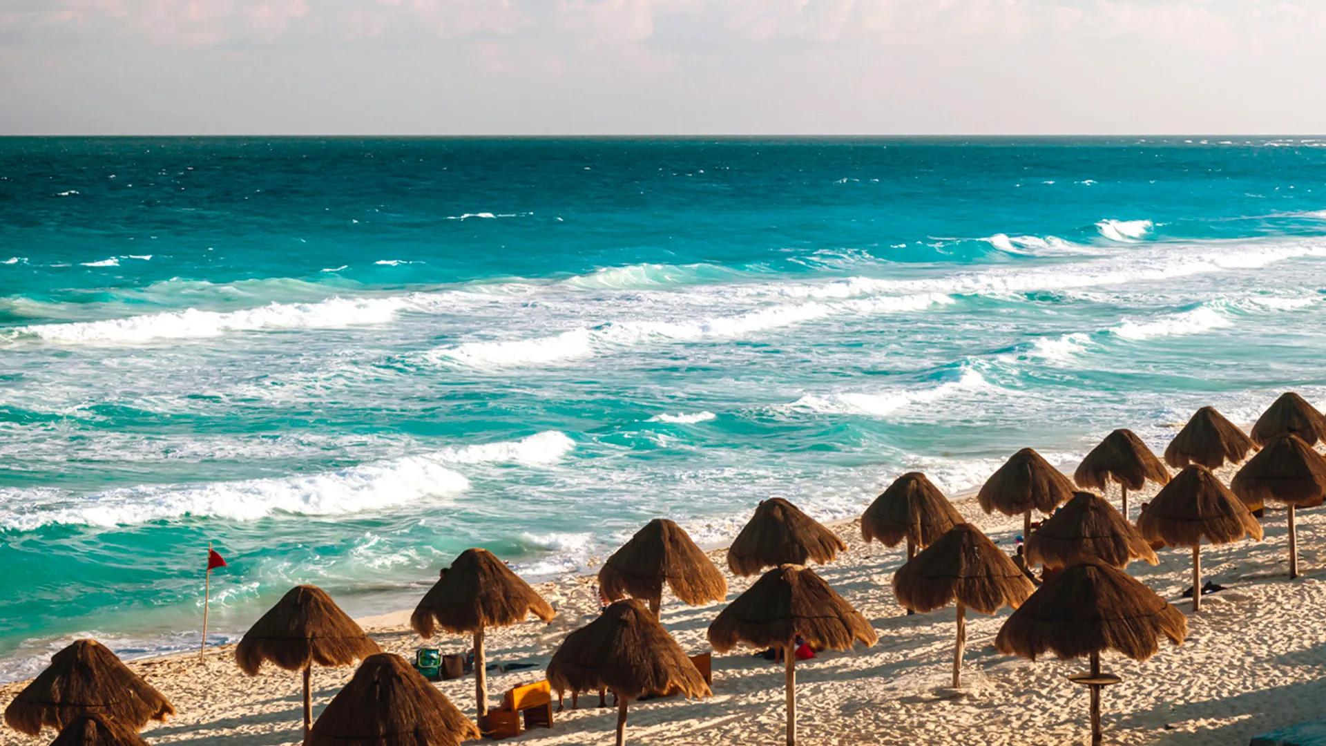 Are there bathrooms or food vendors available at Playa Delfines?