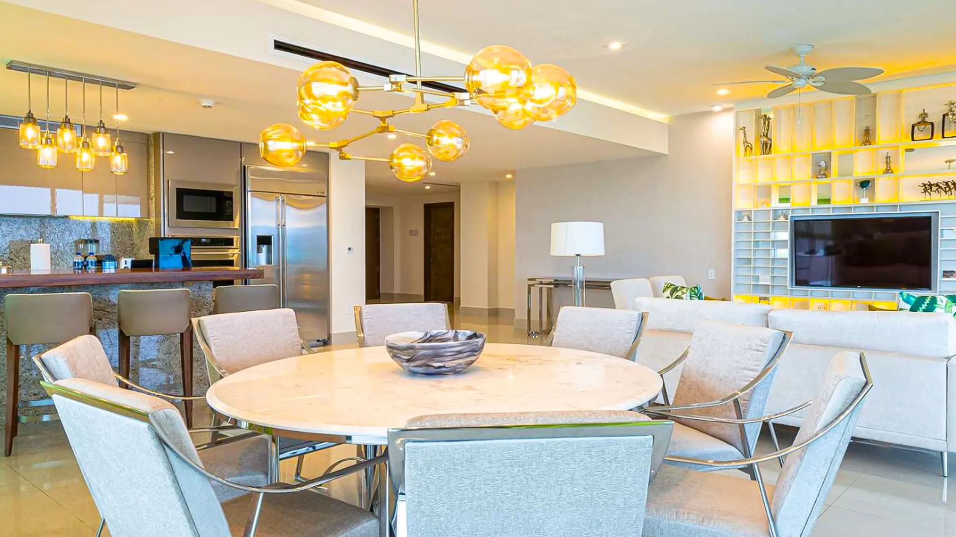  Rooms, Suites & Amenities