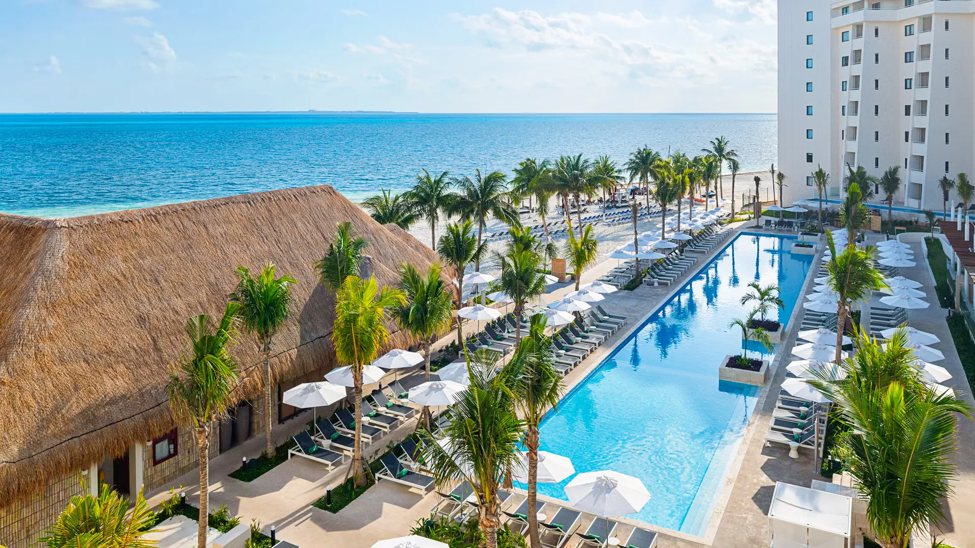What is the main difference between ME by Melia and Paradisus Cancun?