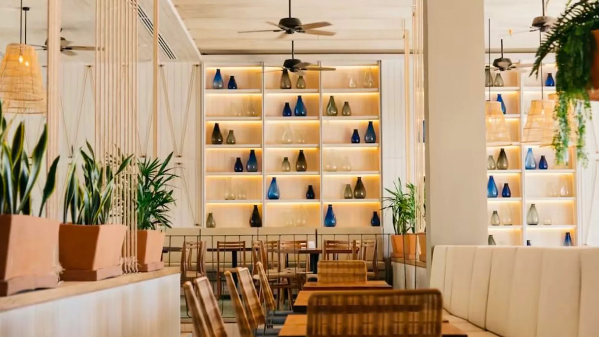  Is Emporio Cancun all-inclusive?