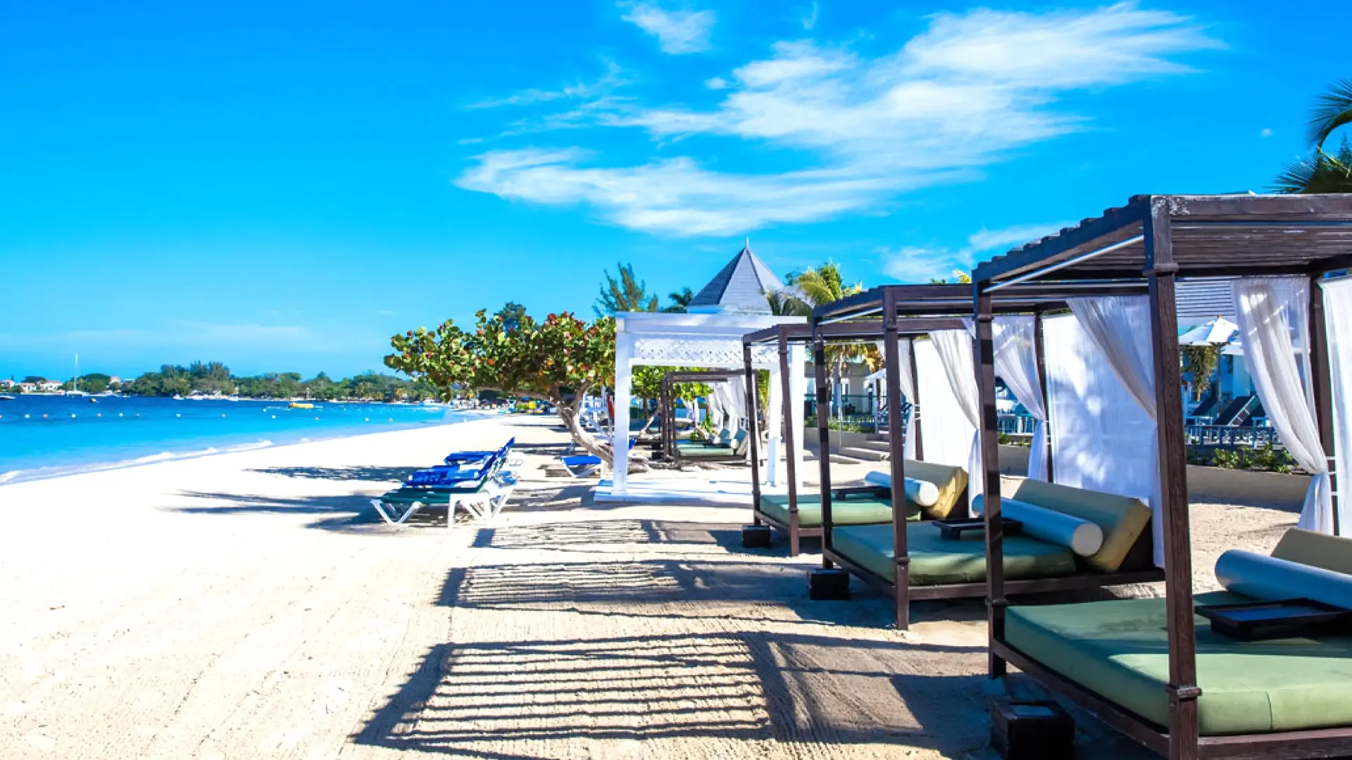  What is included in the Azul Cancun all-inclusive package?