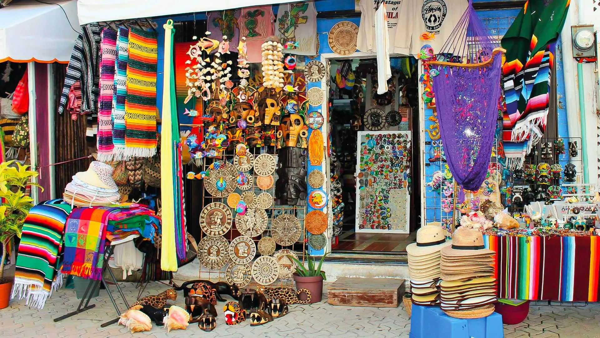  What is the difference between Mercado 28 and Mercado 23 in Cancun?