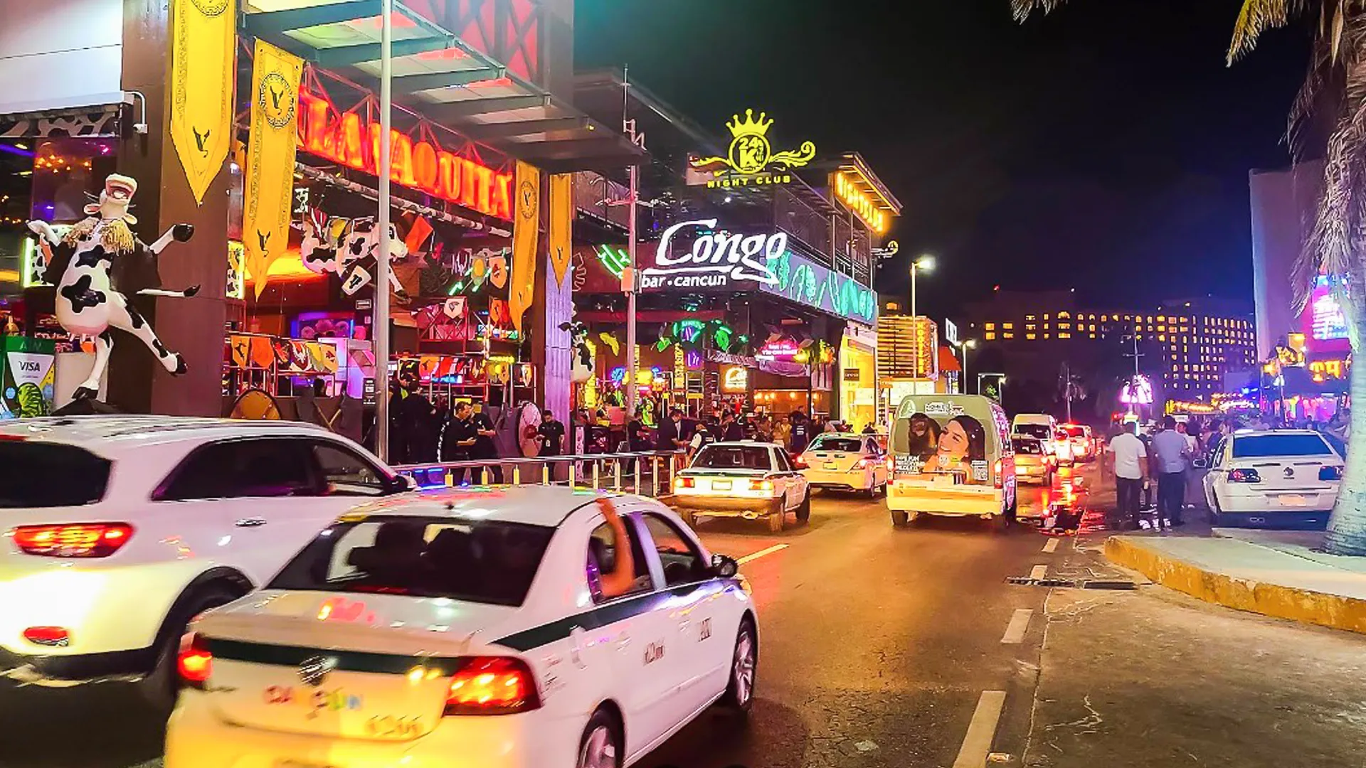 Is Avenida Kukulkan safe for tourists at night?
