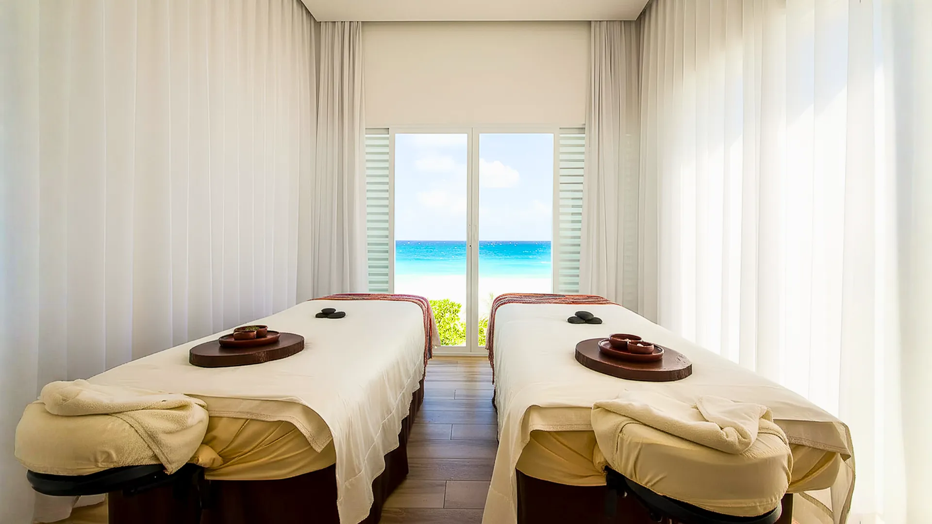 Spa treatment room with a beautiful ocean view at Óleo Cancun, ideal for relaxation.