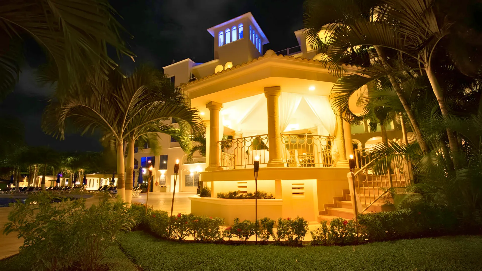 A night-time view of the restaurant and dining area at Occidental Costa Cancún.