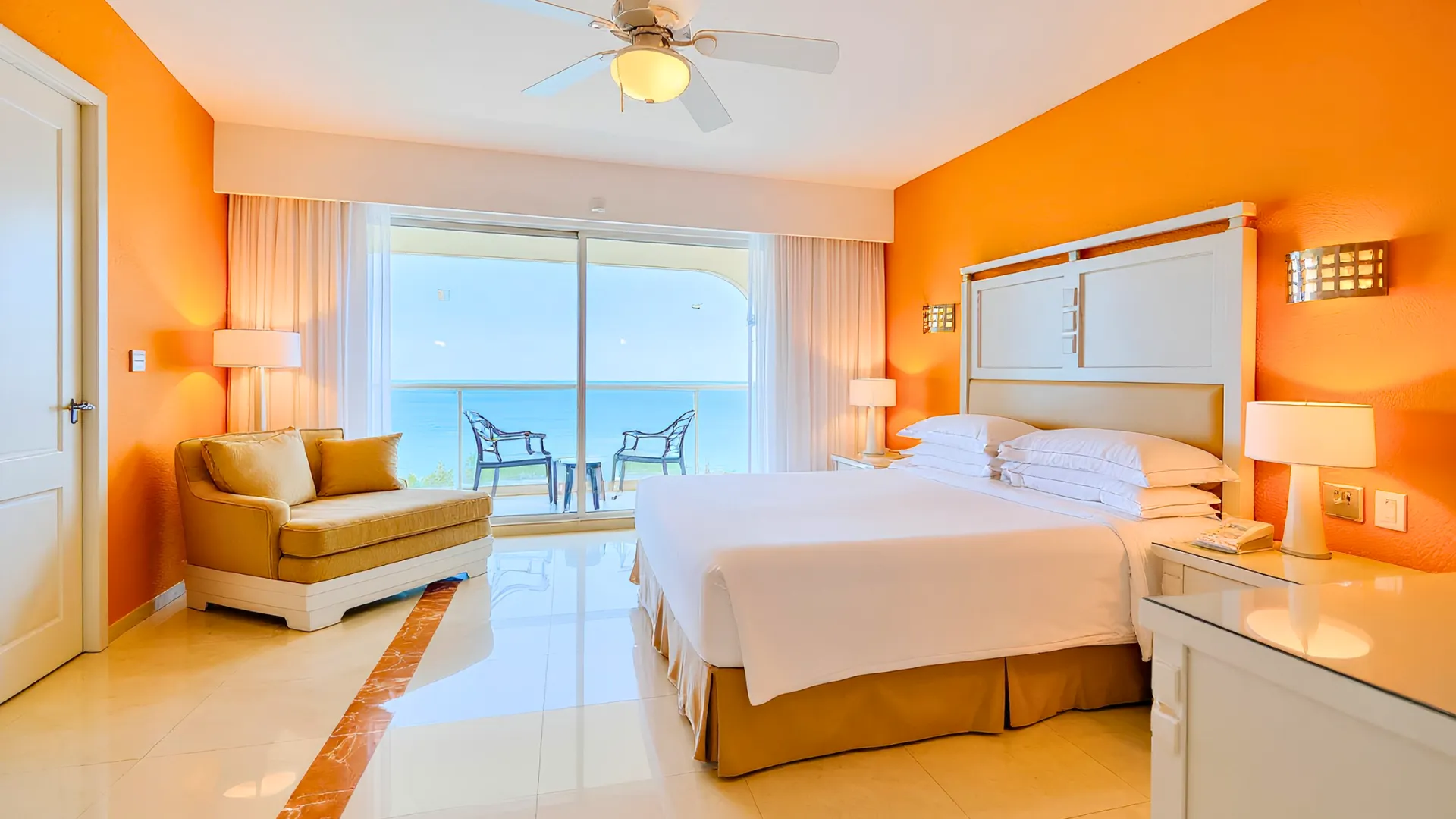 A colorful and cozy hotel room at Occidental Costa Cancún with ocean views.