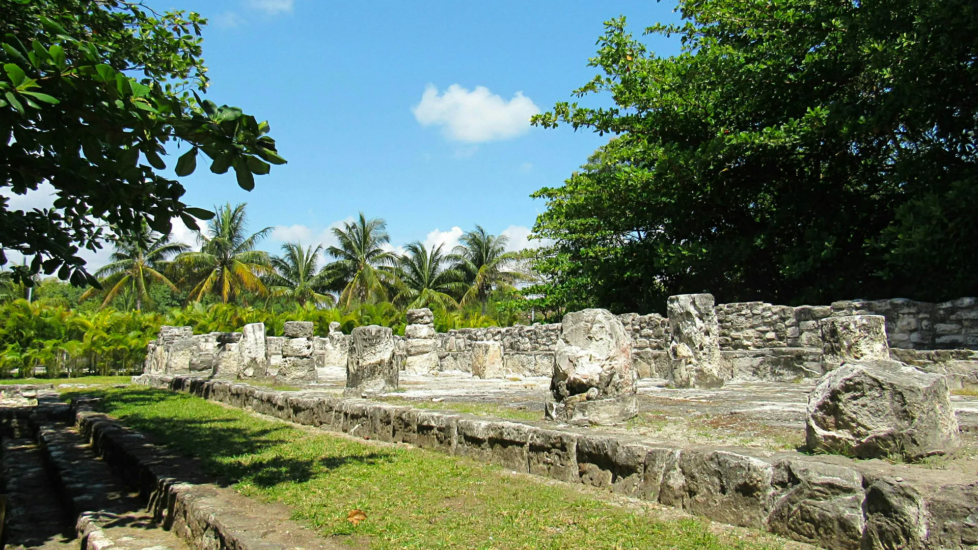 Museo Maya de Cancún & San Miguelito Ruins